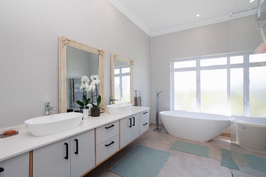5 Bedroom Property for Sale in Val De Vie Estate Western Cape